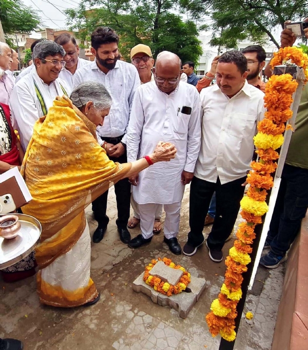 परियोजनाओं का शुभारंभ करते विधायक सावित्री जिंदल।