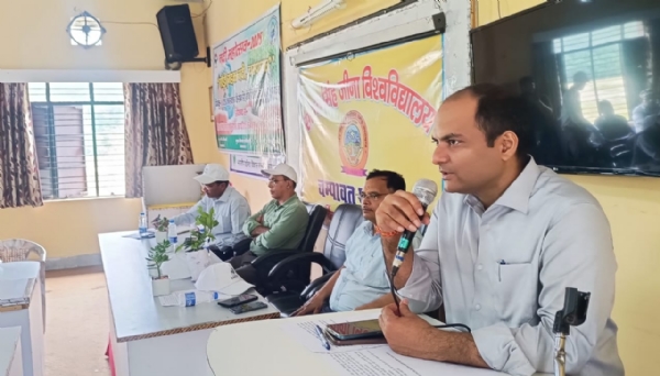 पात्र छात्रों को संबोधित करते जिलाधिकारी