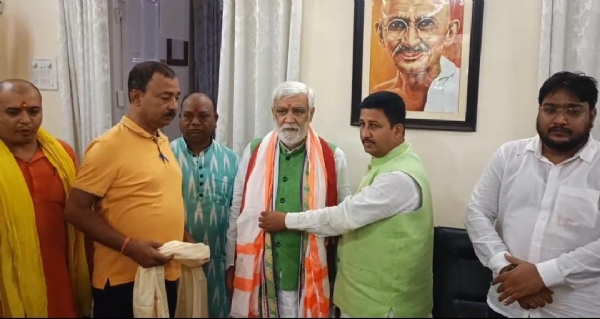 पूर्व केंद्रीय मंत्री का स्वागत करते कार्यकर्ता