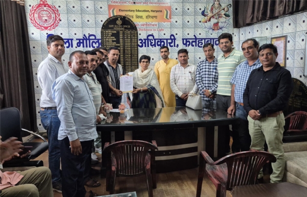 फतेहाबाद। शिक्षा अधिकारी को ज्ञापन सौंपते राजकीय प्राथमिक शिक्षक संघ के पदाधिकारी।