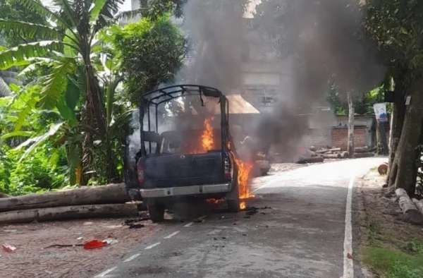 बांग्लादेश के गोपालगंज में कल जमकर हिंसा हुई। उपद्रवियों ने रैली मंच और वाहनों को फूंक दिया। आज शहर में सेना की बख्तरबंद गाड़ियां गश्त कर रही हैं।