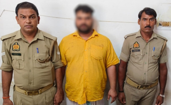 तमंचा-कारतूस के साथ गिरफ्तार आरोपित।