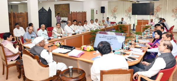 पाठयपुस्तको के अलावा भी दूसरे विषयों का सम सामयिक ज्ञान विद्यार्थियों को मिले: राज्यपाल