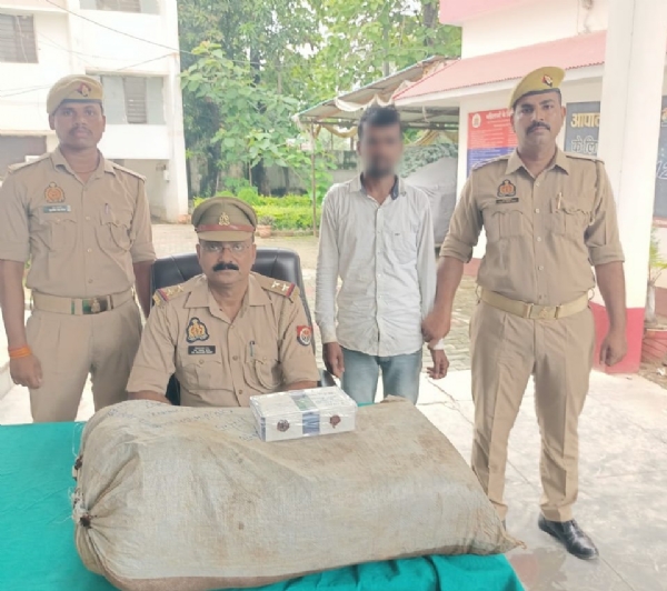 भाईपुर बाजार से गिरफ्तार अंतर्जनपदीय गांजा तस्कर।