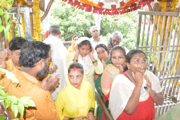 कतारबद्ध श्रद्धालु