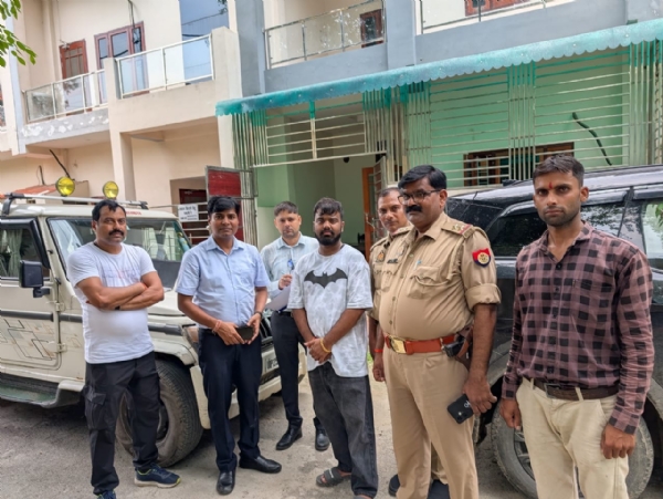 फ़र्ज़ीवाडा करके टर्नओवर दिखाने वाली फर्म के विरुद्ध कार्रवाई करती जीएसटी एसआइबी की टीम
