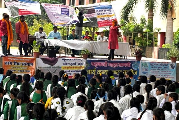 कानपुर में आर्य कन्या इंटर कॉलेज गोविंद नगर में भूजल जन जागरूकता हेतु एक नुक्कड़ नाटक का आयोजन किया गया का छायाचित्र