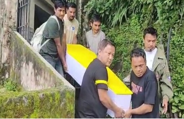 शवों को पोस्टमार्टम के लिए अस्पताल ले जाते लोग