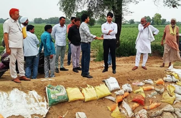 रत्ताखेड़ा खरीफ चैनल का निरीक्षण करते एसडीएम।