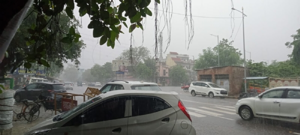 प्रयागराज में हो रही बारिश का छाया चित्र