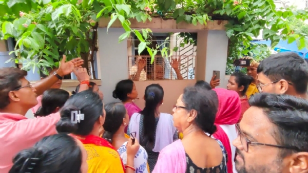 बैंडेल में चिकित्सकीय लापरवाही को लेकर हंगामा, भाजपा नेताओं ने डॉक्टर के घर पर किया विरोध प्रदर्शन