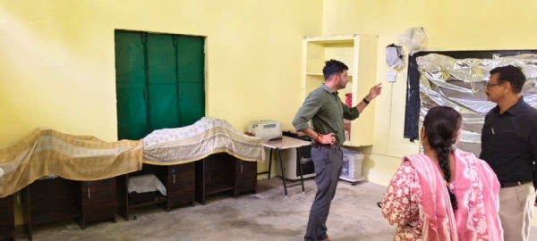 विद्यालय पहुंचकर खुद बच्चों को पढ़ाने लगे सीडीओ अभिषेक कुमार