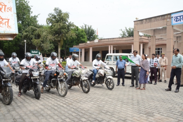 कलेक्ट्रेट बागपत से बाइक एम्बुलेंस सेवा को हरी झंडी