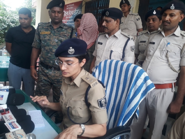 प्रेस वार्ता के दौरान एसपी और गिरफ्तार मालिक