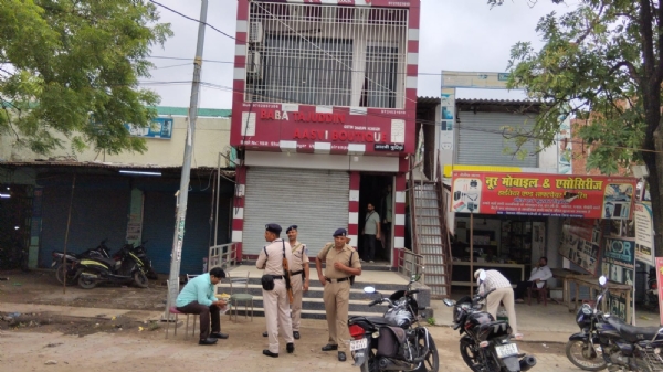 Sho room ke bahar police teem