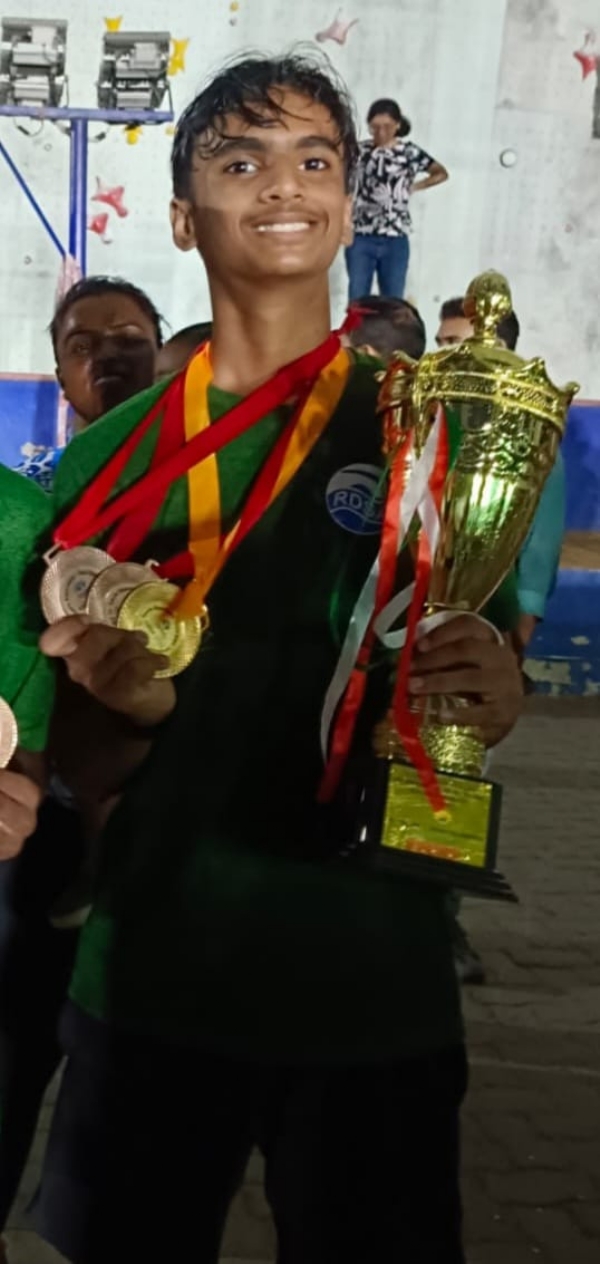 गोल्‍ड मेडल के साथ दिव्‍यांश