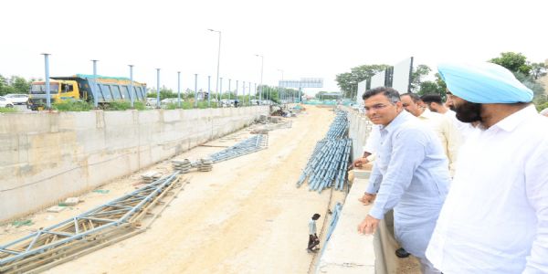मंत्री प्रवेश साहिब सिंह और सिरसा ने निर्माणाधीन फ्लाईओवर और अंडरपास कार्य का किया निरीक्षण किया