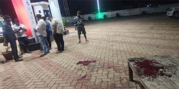 पेट्रोल पंप में कार्यरत कर्मचारी की चाकू से गला रेतकर की हत्या
