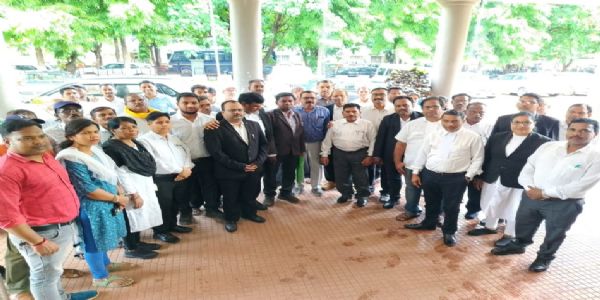 च्वाइस सेंटरों में भूमि संबंधी दस्तावेज तैयार, अधिवक्ताओं का विरोध