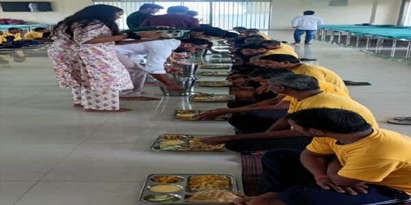 अपना घर आश्रम में 37 निराश्रितों को कराया गया भोजन