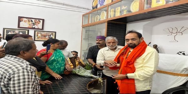 योजना की सच्चाई उजागर करने पर समिति ने सांसद को किया सम्‍मानित