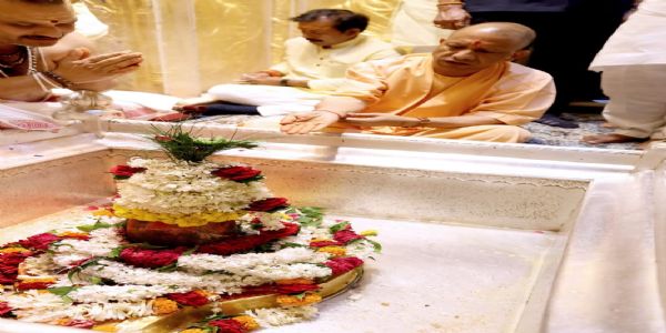श्रावण मास में मुख्यमंत्री योगी ने की बाबा विश्वनाथ की आराधना