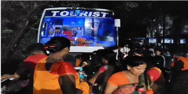 उप्र से आई तीर्थयात्रियों की बस को बीरभूम में दिनभर रोके रखा, सवालों के घेरे में परिवहन विभाग कर्मी