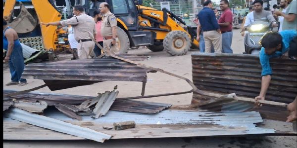 दमोह : मस्जिद के पास से अवैध अतिक्रमण सहित अंडा मुर्गा मटन की दुकानों को हटाया