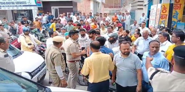 बदहाल सड़क व पानी निकासी न होने पर जींद-गोहाना मार्ग जाम
