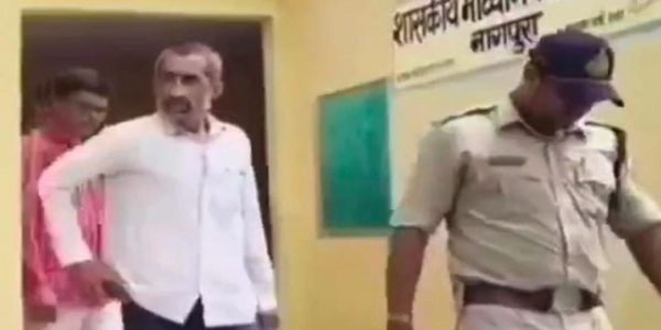 उज्जैनः स्कूल में भारत माता, देवी-देवताओं की तस्वीर जलाने वाला शिक्षक शकील अहमद गिरफ्तार