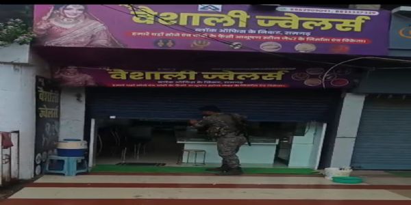 लाखों का सोना-चांदी छोड़ घूमने निकला सुनार, पुलिस ने बंद की दुकान