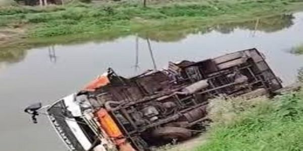 मुरैना: तेज रफ्तार बस अनियंत्रित होकर नहर में पलटी, हादसे के वक्त नहीं थे यात्री, ड्राइवर-कंडक्टर सुरक्षित