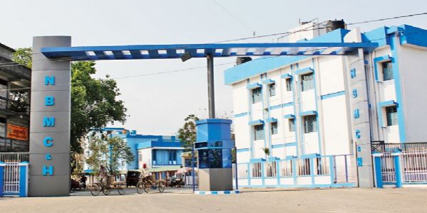 उत्तर बंगाल मेडिकल कॉलेज में अमानवीय मंजर, कॉरिडोर में पड़े शव को कुत्ते ने नोंच डाला