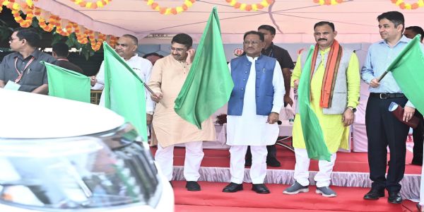 मुख्यमंत्री साय ने मैदानी स्वास्थ्य अमले के लिए 151 नए वाहनों को दिखाई हरी झंडी