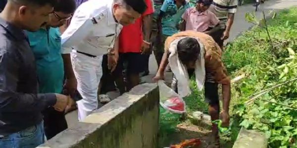 प्लास्टिक में लिपटा हुआ मानव कंकाल मिलने से इलाके में सनसनी