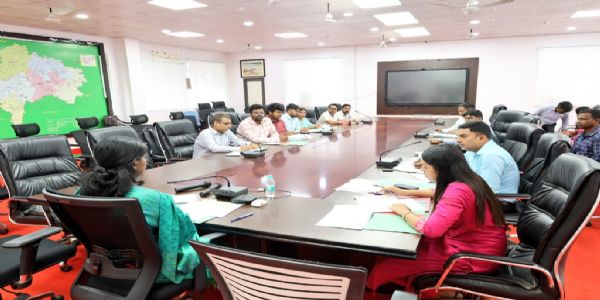उपायुक्त ने की नगर पंचायत की योजनाओं की समीक्षा, दिये निर्देश