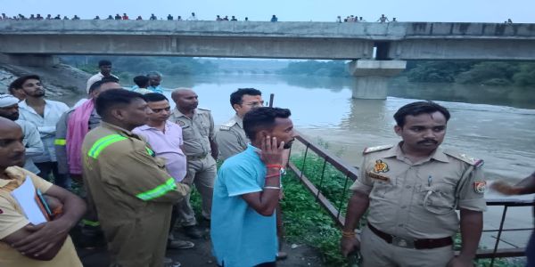 उफनाती कर्णावती में डूबा युवक, हाईटेंशन तार बना हादसे की वजह