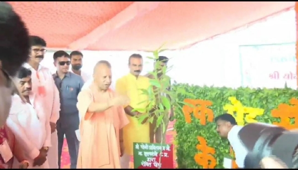 पौधारोपण करते मुख्यमंत्री