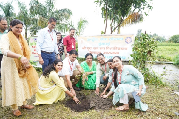 एसजीआरआर विश्वविद्यालय में पौधरोपण कार्यक्रम।