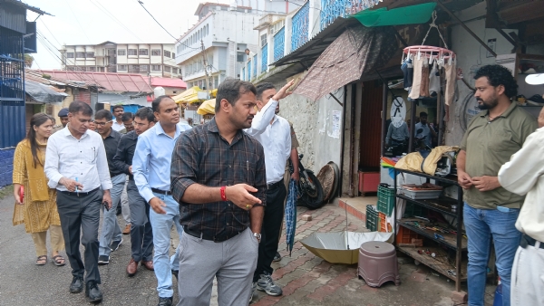 पौड़ी में  अतिक्रमण को हटाने को लेकर दुकानदारों को निर्देश देते संयुक्त मजिस्ट्रेट