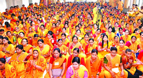 शिविर के दौरान महिला कार्यकर्ता