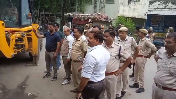चित्तौड़गढ़ शहर में गुरुवार को अतिक्रमण हटाने के दौरान लोग प्रशासन से उलझ गए।
