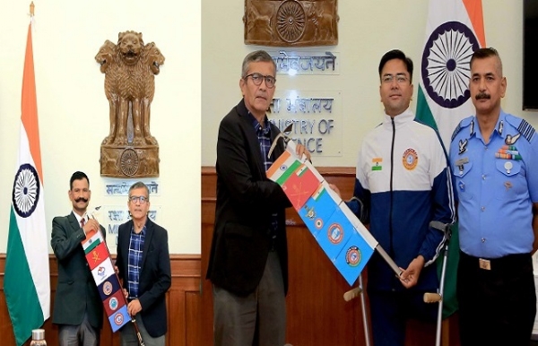 पर्वतारोहियों के ​दल का स्वागत करते रक्षा सचिव राजेश सिंह