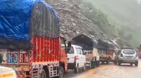 मंडी मनाली राजमार्ग पंडोह के पास 9 मील में बंद रहने के दौरान खड़े वाहन।