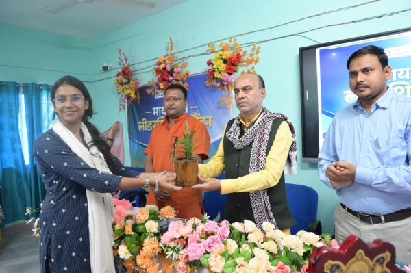 अररिया फोटो:युवा प्रशिक्षण का उद्घाटन करते विधायक और अन्य