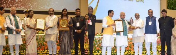 राष्ट्रपति द्रौपदी मुर्मु के हाथाें पुरस्कार ग्रहण करते उप मुख्यमंत्री अरुण साव