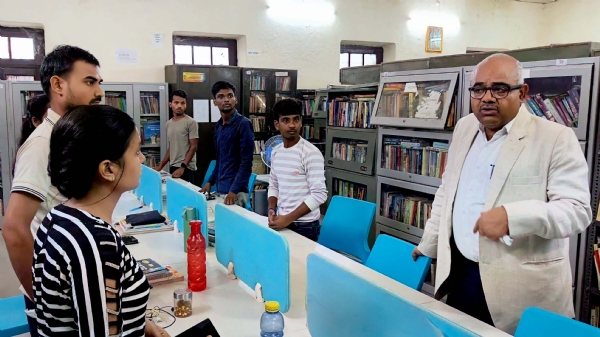 कानपुर में जिलाधिकारी ने राजकीय जिला पुस्तकालय का निरीक्षण किया उन्होंने परिसर में उपलब्ध सुविधाओं का जायजा लेते हुए छात्रों से संवाद भी किया का छायाचित्र
