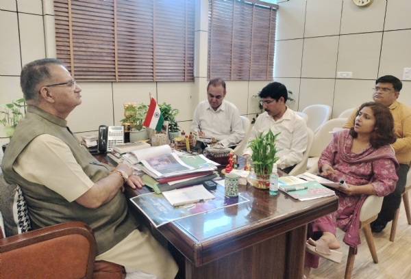 मंत्री गणेश जोशी ग्राम्य विकास विभाग की समीक्षा बैठक करते