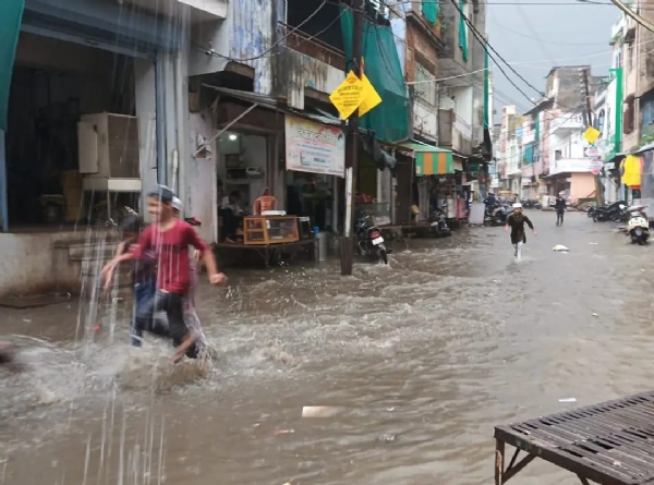 श्योपुर: शहर में झमाझम बारिश से बाजार में दुकानों में भरा पानी