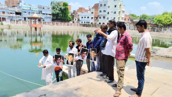अभिनेता राजेश खन्ना की पुण्यतिथि मनाते प्रशंसक